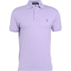 Polo Ralph Lauren Koszulka polo powder purple. Fioletowe koszulki męskie Polo Ralph Lauren, s, bez wzorów, z elastanu, polo, bez rękawów. W wyprzedaży za 344,25 zł.