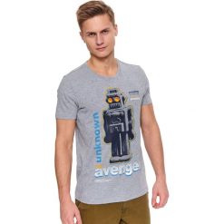 T-shirt z nadrukiem. Szare t-shirty męskie Top Secret, na wiosnę, m, z nadrukiem, z bawełny, bez kołnierzyka, krótkie. Za 39,99 zł.