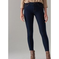 Jeansy skinny z niskim stanem - Granatowy. Jeansy damskie Mohito. Za 69,99 zł.