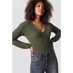 NA-KD Sweter z głębokim dekoltem V - Green. Zielone swetry klasyczne damskie marki NA-KD, dekolt w kształcie v. Za 121,95 zł.