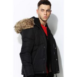 Czarna Kurtka Default Look. Czarne kurtki męskie pikowane marki Born2be, m, z nadrukiem, z dresówki, z kapturem. Za 294,99 zł.