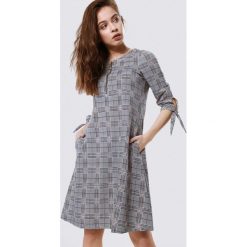 Szaro-Czerwona Sukienka Deferential. Szare sukienki damskie Born2be, xl, bez wzorów, z okrągłym kołnierzem, bez rękawów, mini. Za 59,99 zł.