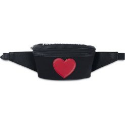Saszetka Love Moschino. Czerwone portfele damskie Love Moschino, bez wzorów, bez dodatków. Za 379,00 zł.