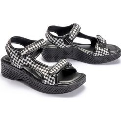 AZALEIA 321 295 (82) black plaid, sandały damskie. Czarne sandały damskie Azaleia, w paski, bez obcasa, z paskami. W wyprzedaży za 179,90 zł.