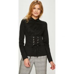 Guess Jeans - Koszula Valeria. Czarne bluzki damskie marki Guess Jeans, s, z aplikacjami, z elastanu, klasyczne, z klasycznym kołnierzykiem, z długim rękawem. W wyprzedaży za 299,90 zł.