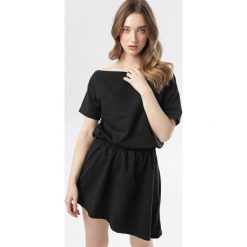 Czarna Sukienka Jennirea. Czarne sukienki damskie Born2be, s, bez wzorów, z dzianiny, bez kołnierzyka, bez rękawów. W wyprzedaży za 59,99 zł.