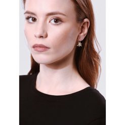 Złote Kolczyki Hang. Żółte kolczyki damskie marki Born2be, złote. Za 19,99 zł.