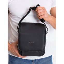 SKÓRZANA TORBA MĘSKA NA RAMIĘ MODEL 015-NDM-PA BLACK. Czarne torby męskie skórzane PIERRE ANDREUS, w paski, ze skóry, eleganckie. Za 198,90 zł.