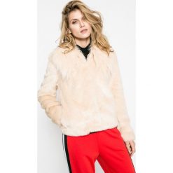 Guess Jeans - Kurtka Agata. Brązowe kurtki damskie marki Guess Jeans, s, z haftami, z poliesteru, krótkie, bez kaptura. W wyprzedaży za 359,90 zł.