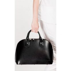 Skórzana torebka kuferek czarna. Czarne kuferki damskie Vera Pelle, bez wzorów, ze skóry, eleganckie, bez dodatków. W wyprzedaży za 249,00 zł.