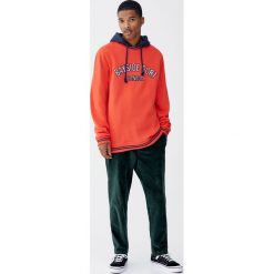 Bluza college z kontrastowymi ściągaczami. Czerwone bluzy męskie Pull&Bear, m, bez wzorów, z kontrastowym kołnierzykiem, bez rękawów, bez kaptura. Za 99,90 zł.