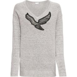 Sweter z aplikacją ze sztrasów bonprix szary melanż. Szare swetry damskie bonprix, z aplikacjami, bez rękawów, długie, bez kaptura. Za 44,99 zł.