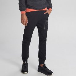 Jeansy slim jogger z kieszenią cargo - Czarny. Czarne jeansy męskie Cropp, m, bez wzorów. Za 139,99 zł.
