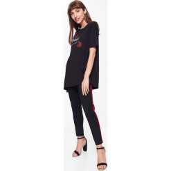 T-SHIRT KRÓTKI RĘKAW DAMSKI, Z NADRUKIEM. Czarne t-shirty damskie marki Top Secret, z nadrukiem, z dzianiny, z asymetrycznym kołnierzem. W wyprzedaży za 29,99 zł.