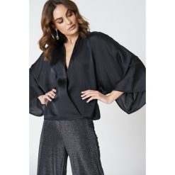 Bluzki damskie: Hannalicious x NA-KD Kopertowa bluzka kimono – Black