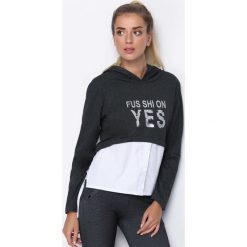 Ciemnoszara Bluza Go Wild. Białe bluzy rozpinane damskie Born2be, l, z napisami, z krótkim rękawem, krótkie, z kapturem. Za 49,99 zł.