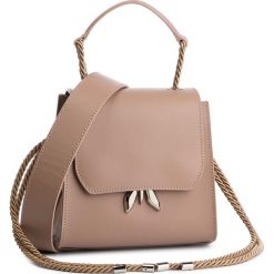 Torebka PATRIZIA PEPE - 2V8534/A4XR-B655 Real Taupe. Brązowe torebki klasyczne damskie Patrizia Pepe, bez wzorów, ze skóry, klasyczne, na ramię, bez dodatków. W wyprzedaży za 749,00 zł.