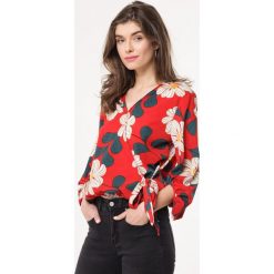 Czerwona Bluzka Dahlia. Czerwone bluzki damskie Born2be, xl, w kwiaty, bez kołnierzyka, z długim rękawem. Za 49,99 zł.