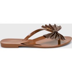 Melissa - Japonki. Pomarańczowe klapki damskie Melissa, bez wzorów, z gumy, bez obcasa, na obcasie. W wyprzedaży za 139,90 zł.