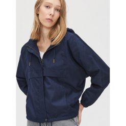 Kurtka bomberka z kapturem - Granatowy. Niebieskie kurtki damskie Cropp, s, bez wzorów, z kapturem. Za 119,99 zł.