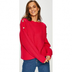 Guess Jeans - Sweter. Czerwone swetry damskie Guess Jeans, s, z aplikacjami, z bawełny, bez rękawów, bez kaptura. W wyprzedaży za 239,90 zł.