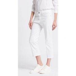 Wrangler - Jeansy. Białe proste jeansy damskie marki Wrangler. W wyprzedaży za 179,90 zł.