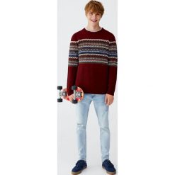 Sweter z żakardowym wzorem na piersi. Swetry męskie Pull&Bear. Za 89,90 zł.
