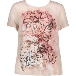 Koszulka w kolorze jasnoróżowym. Różowe koszulki damskie marki Gerry Weber, na co dzień, z wiskozy. W wyprzedaży za 85,95 zł.