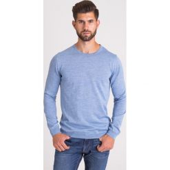 NIEBIESKI SWETER JOOP! COLLECTION. Niebieskie swetry męskie Joop! Collection, xxl, z aplikacjami, z wełny, młodzieżowe, z okrągłym kołnierzem, bez kaptura. Za 249,50 zł.