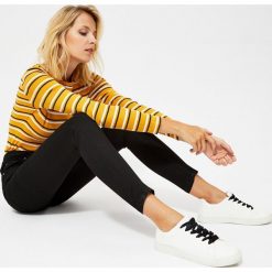 Jeansy typu extra high waist. Czarne jeansy damskie Moodo, xxl, z podwyższonym stanem. Za 79,99 zł.