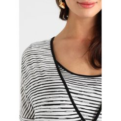 T-shirty damskie: Queen Mum Tshirt z nadrukiem off white