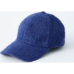 Niebieska czapka z frotte. Niebieskie czapki męskie Pull&Bear, bez wzorów. Za 59,90 zł.