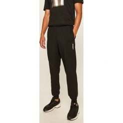 Adidas - Spodnie. Czarne spodnie męskie Adidas, s, z nadrukiem, z poliesteru. Za 169,90 zł.