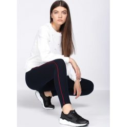 Granatowe Spodnie Dresowe Evenness. Niebieskie spodnie dresowe damskie Born2be, s, z dresówki. Za 39,99 zł.
