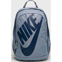 Nike Sportswear - Plecak. Niebieskie plecaki męskie marki Nike Sportswear, w paski, z poliesteru. W wyprzedaży za 129,90 zł.