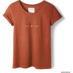 T-shirt rudy SERIO?. Czerwone t-shirty damskie Pakamera, z napisami, klasyczne, z klasycznym kołnierzykiem. Za 89,00 zł.