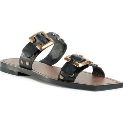 Klapki BRONX - 84865-G Black/Gold 231. Czarne klapki damskie Bronx, z aplikacjami, ze skóry, bez obcasa, na obcasie. Za 439,00 zł.