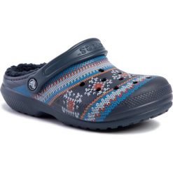 Klapki CROCS - Classic Printed lined Clog 205857 Navy. Niebieskie klapki damskie Crocs, bez wzorów, z tworzywa sztucznego, bez obcasa. Za 219,00 zł.