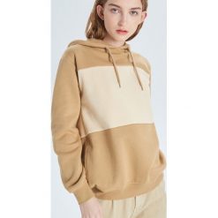 Dwukolorowa bluza z kapturem - Beżowy. Brązowe bluzy damskie Cropp, s, bez wzorów, bez rękawów, z kapturem. W wyprzedaży za 39,99 zł.
