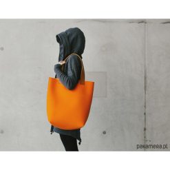 Torebka filcowa pomarańczowa. Pomarańczowe torebki klasyczne damskie Pakamera, bez wzorów, z wełny, bez dodatków. Za 350,00 zł.