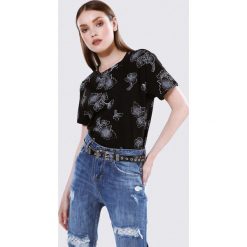 Czarny T-shirt Hitch. Czarne bluzki damskie Born2be, s, z nadrukiem, z dzianiny, klasyczne, z okrągłym kołnierzem, z krótkim rękawem. Za 19,99 zł.