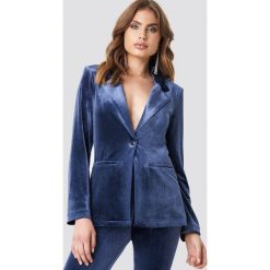 Galore x NA-KD Aksamitna marynarka - Blue. Niebieskie marynarki damskie marki Galore x NA-KD, bez wzorów, z materiału. W wyprzedaży za 121,47 zł.