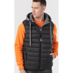 Czarna Kamizelka Brizania. Czarne kurtki męskie Born2be, xl, bez wzorów. Za 129,99 zł.