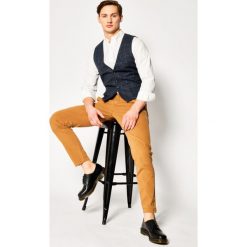 Spodnie materiałowe Levi's Chino Standard 17196-0014. Pomarańczowe jeansy męskie Levi's®, s, bez wzorów. Za 319,00 zł.