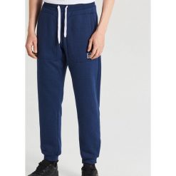 Dresowe joggery - Granatowy. Niebieskie spodnie męskie Cropp, s, bez wzorów, z dresówki. W wyprzedaży za 69,99 zł.