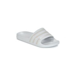 Klapki adidas ADILETTE AQUA. Szare klapki damskie Adidas, bez wzorów, bez obcasa. Za 89,00 zł.
