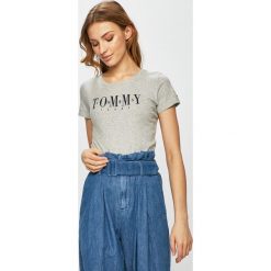 Tommy Jeans - Top. Białe bluzki damskie Tommy Jeans, s, z nadrukiem, z bawełny, z okrągłym kołnierzem. W wyprzedaży za 99,90 zł.