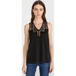 Guess Mariam Top Czarny. Czarne podkoszulki damskie Guess, s, w koronkowe wzory, z poliesteru, bez kołnierzyka, bez rękawów. Za 307,95 zł.