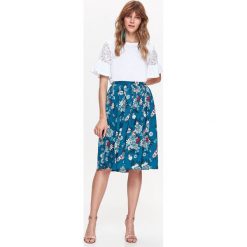 Bluzka z koronkowymi rękawami. Białe bluzki damskie Top Secret, w koronkowe wzory, z koronki, eleganckie, z falbankami, bez rękawów. W wyprzedaży za 29,99 zł.