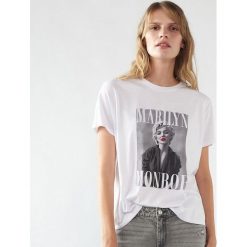 Koszulka Marilyn Monroe - Biały. Białe koszulki damskie Mohito, s, bez wzorów, bez kołnierzyka, bez rękawów. Za 69,99 zł.